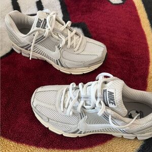 Nike Zoom Vomero 5 SE